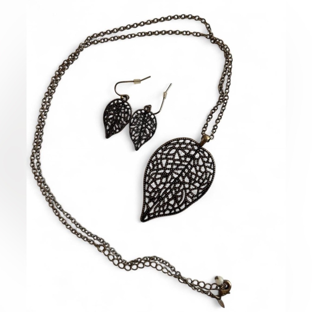 Vintage Avon Brass Leaf Pendant Necklace and Leaf Earrings Set